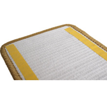 Rückseite einer Treppenstufe mit Klebestreifen