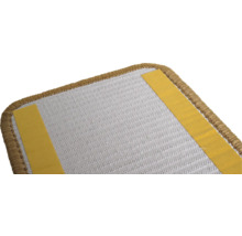 Rückseite einer Teppichfliese mit Klebestreifen