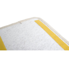 Detailaufnahme einer Teppichrückseite mit Klebestreifen zur Befestigung.