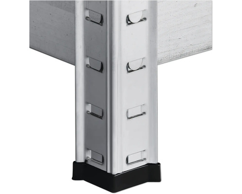 Detailansicht eines Regalrahmens aus Metall mit schwarzen Kunststofffüßen.