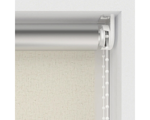 Rollo mit Kettenzug in einem Fensterrahmen