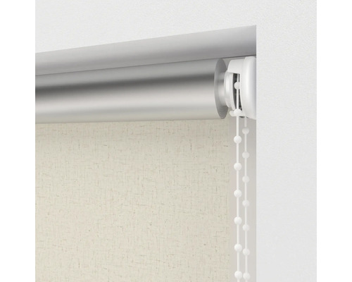 Detailansicht eines Rollos mit Kettenzug am Fenster