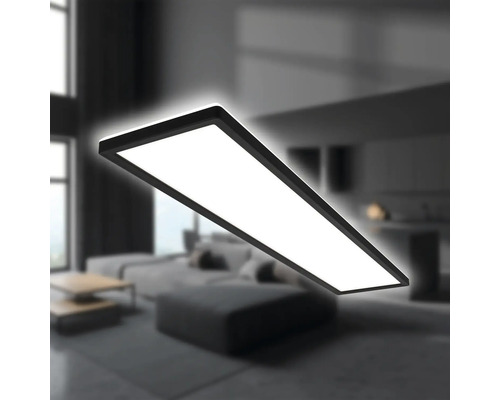 Rechteckige LED Deckenleuchte mit schwarzem Rahmen in einem Wohnzimmer.