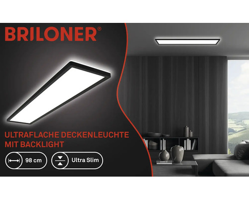 Briloner Logo. Eine flache Deckenleuchte mit Hintergrundbeleuchtung in einem Wohnzimmer. Die Leuchte ist circa 98 Zentimeter lang.