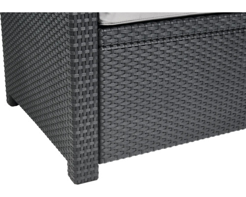 Detailansicht eines grauen Lounge-Sessels aus Polyrattan