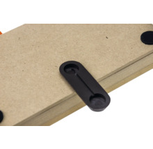 Detailansicht einer Holzplatte mit einem schwarzen Kunststoffverbinder