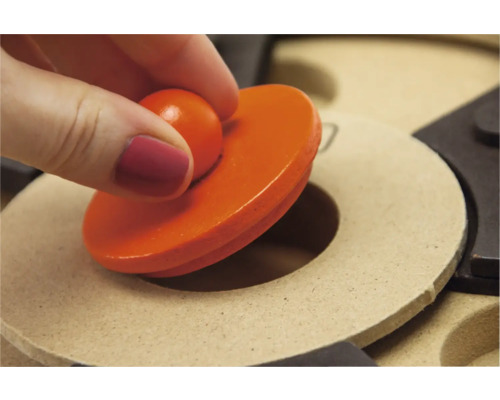 Hand betätigt Drehschalter auf Holzoberfläche