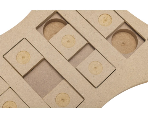Detailansicht einer Holzplatte mit quadratischen und runden Aussparungen.
