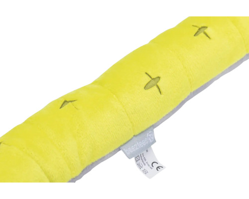 Gelbes, längliches Hundespielzeug aus Plüsch mit aufgestickten Kreuzen.