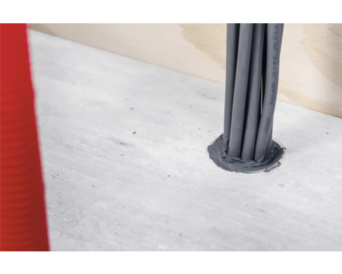 Elektrische Kabeldurchführung durch eine Betonwand mit Dichtmasse