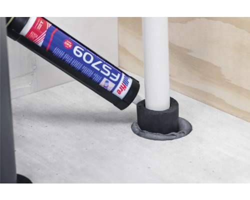 Anwendung von Dichtstoff aus einer Kartusche um ein Rohr zur Abdichtung