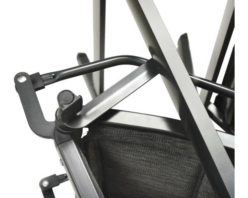 Detailansicht eines Relaxsessels mit Metallrahmen und Textilbespannung.