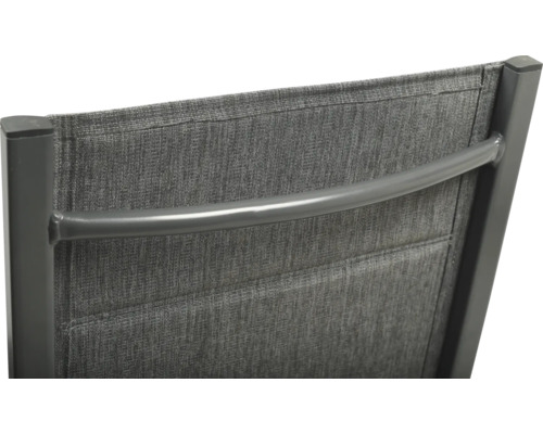 Detailansicht der Rückenlehne eines Gartenstuhls mit Stoffbezug