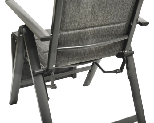 Detailansicht eines Gartenstuhls mit Textilbespannung und Armlehnen