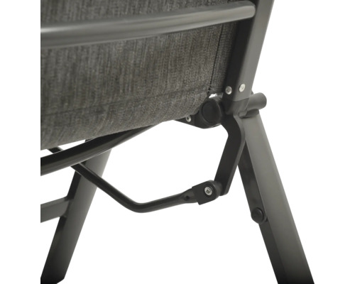 Detailansicht eines Gartenstuhls mit Textilsitzfläche und Metallgestell