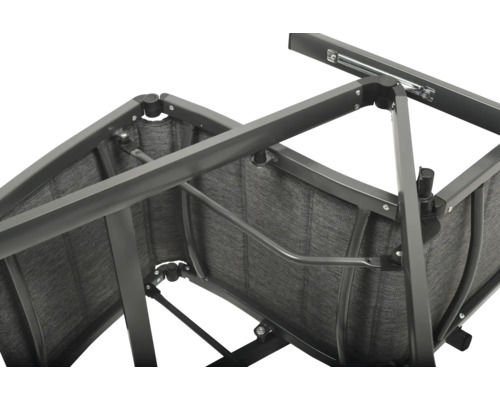 Detailansicht eines Gartenpavillons mit Metallrahmen und Stoffdach