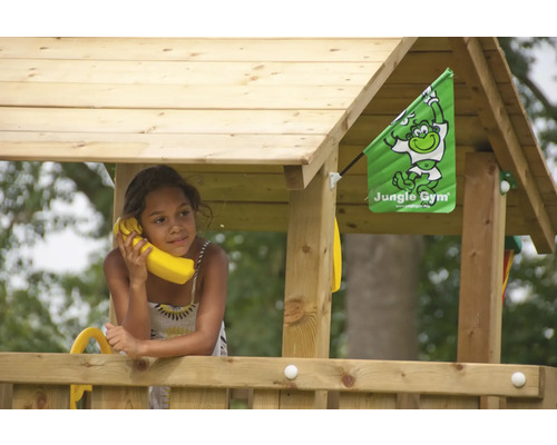 Mädchen mit Telefon in einem Spielhaus von Jungle Gym