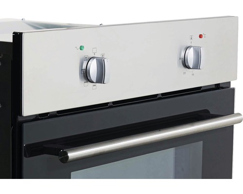 Nahaufnahme eines Backofens mit Bedienelementen und Griff