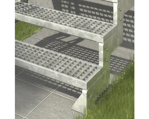 Metalltreppe mit Gitterroststufen im Außenbereich