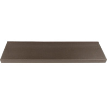 Terrassendiele aus Verbundmaterial mit geriffelter Oberfläche