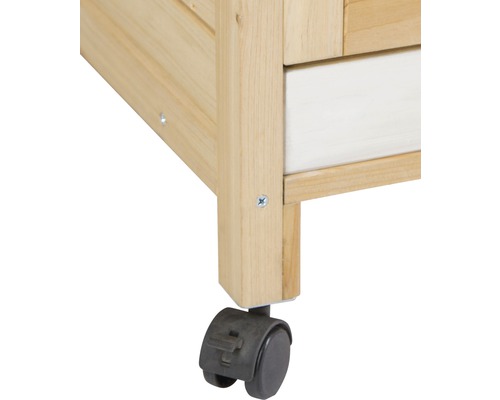 Detailaufnahme von Rollen an einem Holzmöbelstück