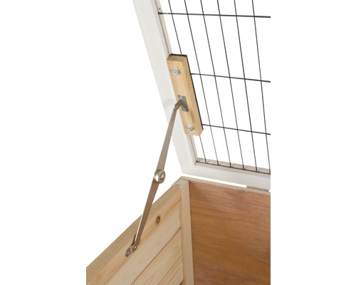 Detailansicht eines geöffneten Kleintierstalls mit Gitterabdeckung und Scharnier