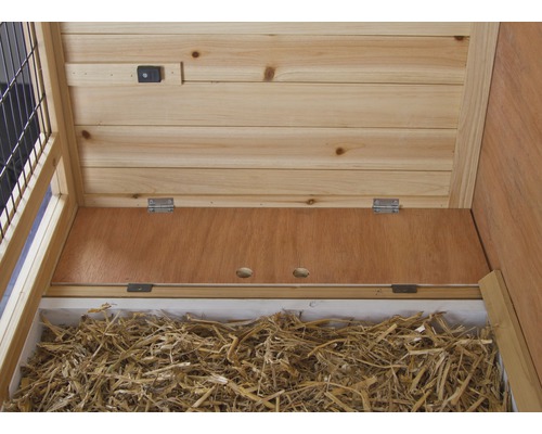 Innenansicht eines Holzkaninchenstalls mit Heu