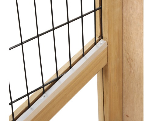 Detailansicht eines Zaunelements mit Holzrahmen und Drahtgitter