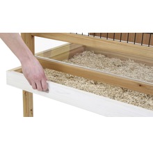 Detailansicht eines Holzhasenstalls mit ausziehbarer Schublade und Einstreu.