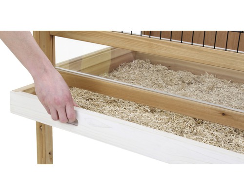 Detailansicht eines Holzhasenstalls mit ausziehbarer Schublade und Einstreu.