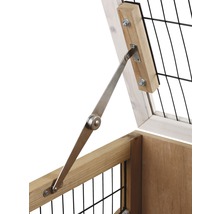 Detailansicht eines Holzartikels mit Metallstütze und Gitterstruktur
