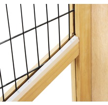 Detailansicht eines Holzzauns mit Drahtgitter