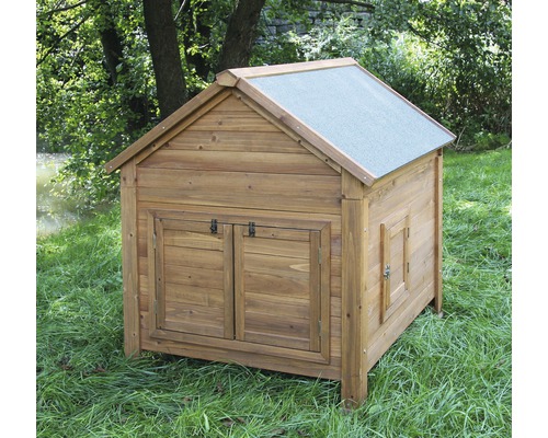 Hölzerner Hühnerstall mit Giebeldach im Garten