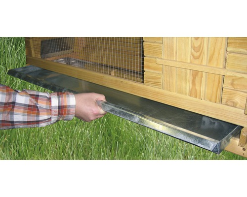 Person zieht eine Kotwanne aus einem Stall.