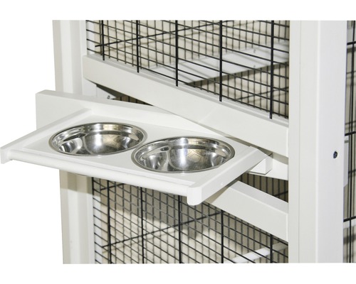 Detailansicht eines Käfigs mit zwei Edelstahlnäpfen auf einer Halterung