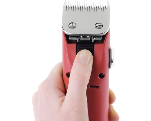 Hand betätigt Schalter an Haarschneidemaschine