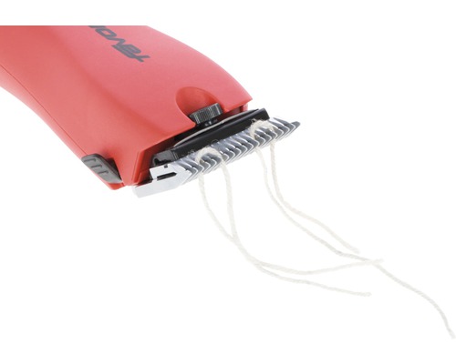 Detailansicht einer Fellschermaschine mit eingeklemmten weißen Fäden.