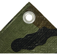 Detail einer Abdeckplane mit Öse und Tarnmuster