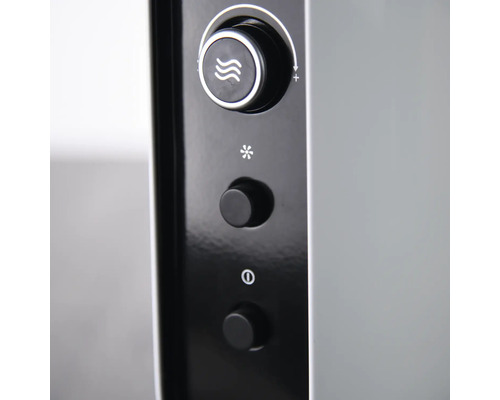 Nahaufnahme der Bedienelemente eines Mikrowellengeräts mit Drehknopf und Symbolen