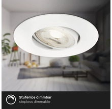 Weiße Deckeneinbauleuchte im Wohnzimmer