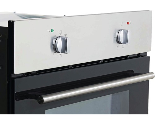 Nahaufnahme eines Backofens mit Bedienknöpfen und Griff