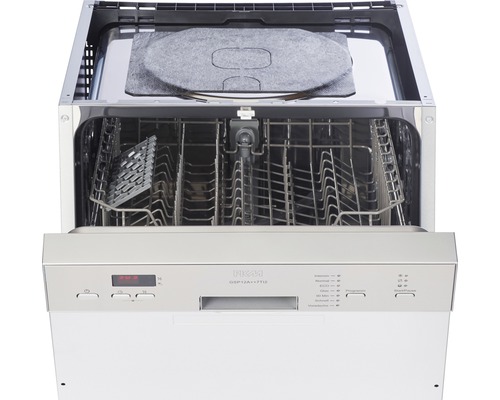 Offene Geschirrspülmaschine mit Geschirrkörben