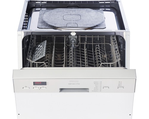 Offener Geschirrspüler mit Geschirrkörben und Bedienfeld