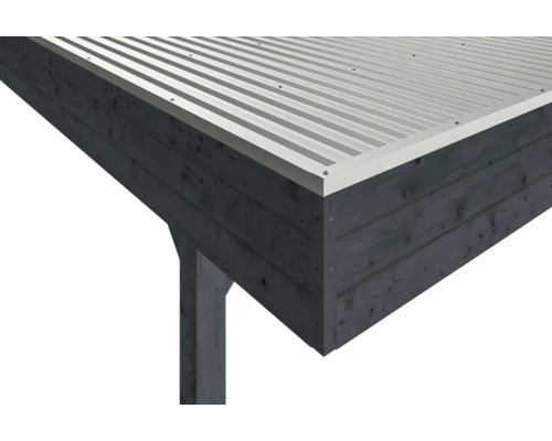 Detailansicht eines Carports mit Metalldach und Holzkonstruktion