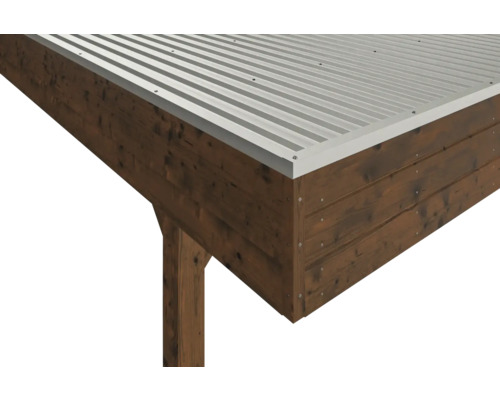 Detailansicht eines Holzcarports mit Metalldach