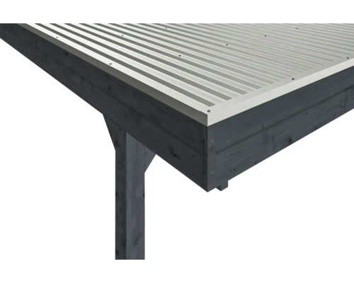 Detailansicht eines Carports mit Holzpfosten und Metalldach