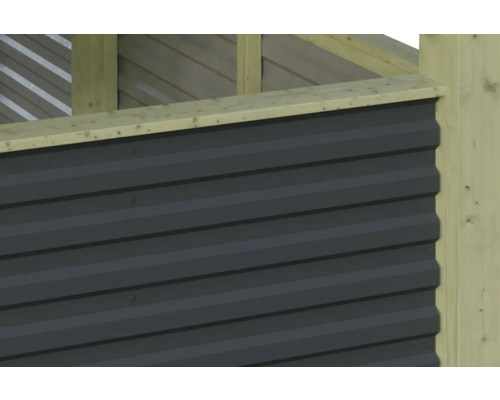 Detailansicht einer Gartenhauswand mit Holzrahmen und Metallverkleidung