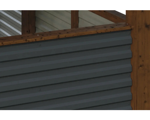 Detailansicht einer Fassade mit Profilblechen und Holzbalken