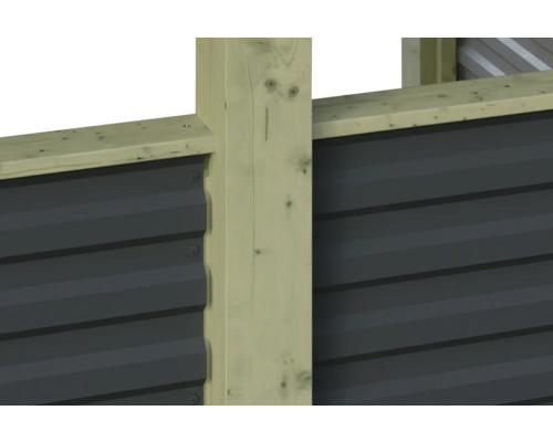 Detailansicht eines Zaunelements mit Holzpfosten und Profilbrettern