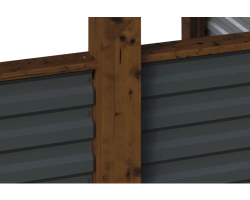 Detailansicht einer Gartenhauswand mit Holzpfosten und Metallverkleidung